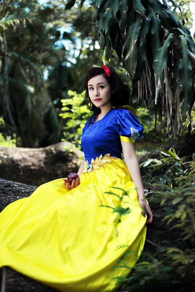 "Bà Tưng" tung ra một loạt ảnh trong tạo hình công chúa Bạch Tuyết xinh đẹp và dịu dàng để hưởng ứng ngày lễ Halloween. Với làn da trắng và đôi môi đỏ mọng, Huyền Anh không khác gì một Bạch Tuyết thứ thiệt. Ảnh: doisongphapluat.com.