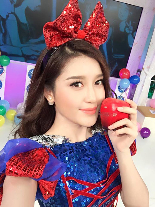 Hòa vào không khí của lễ Halloween, khi đến trường quay chương trình "Bữa trưa vui vẻ", Á hậu Huyền My biến thành nàng Bạch Tuyết trong truyện cổ tích quen thuộc. Cách hóa trang nàng công chúa trong lễ Halloween với bộ đầm rực rỡ, đeo bờm đỏ, cầm trái táo chín mọng khiến Huyền My vô cùng dễ thương. Ảnh: ngoisao.net.