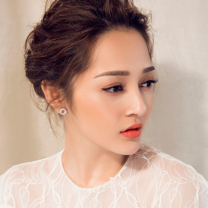 Làm sạch là bước đầu tiên và quan trọng nhất khi làm đẹp da. Bước này sẽ giúp da loại bỏ được bụi bẩn, bã nhờn, cũng như các tế bào chết, hạn chế mụn cũng như thẩm thấu các lớp kem dưỡng tốt hơn. Đây là điều quan trọng nhất trong bí quyết đẹp từ đầu tới chân của ca sĩ Bảo Anh. Ảnh: tiin.vn.