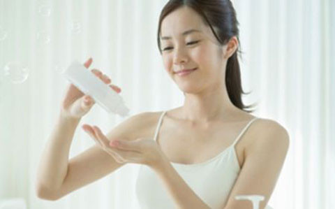 Bước 2 là bước quan trọng nhất bởi bạn sẽ áp dụng mỹ phẩm trực tiếp lên da. Bước này hãy chọn những loại kem chứa thành phần lão hóa. Để nó thấm vào da, hãy dùng ngón tay vỗ nhẹ. Ảnh: Phunutoday.