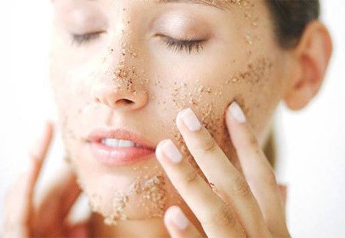 Nếu có thêm các bước như tẩy da chết thì bạn hãy đặt sau bước rửa mặt. Tuy nhiên, không phải ngày nào cũng tẩy da chết. Các chuyên gia khuyên bạn chỉ nên tẩy da chết 2-3 lần/tuần. Ảnh: Myphammaika.