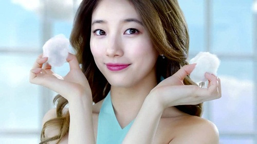 Bạn hãy nhớ bôi kem dưỡng đúng quy trình, bởi nếu bạn đặt sai thứ tự, không những không tận dụng hết được ưu điểm của nó mà còn có thể gây ra những tác dụng phụ như nổi mụn hoặc dị ứng. Ảnh: Myphambay.