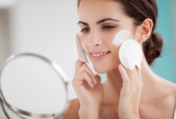 Lớp cuối cùng là kem dưỡng ẩm. Đây là bước siêu quan trọng bởi nó sẽ giữ cho làn da ngậm nước cả ngày. Bạn hãy chọn những loại kem dưỡng ẩm có cả chỉ số SPF, ngay cả trong mùa đông. Ảnh: Juno.