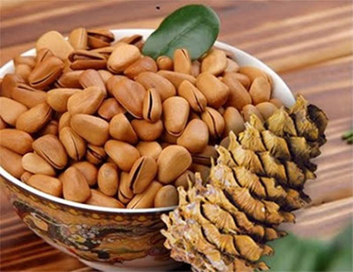 Nhân hạt thông chứa nhiều vitamin E, vitamin K, đồng, sắt, mangan và là nguồn cung chất béo không bão hòa đơn với mức cholesterol thấp, giúp máu lưu thông tốt. Chính vì thế, nếu ăn hạt thông sẽ giúp cơ thể khỏe mạnh, cải thiện tình trạng thiếu máu và nâng cao sức đề kháng. Ảnh: Đại Phát.