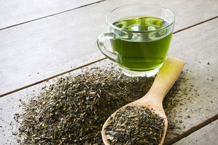 Chữa bệnh mất ngủ. Dùng khoảng 10 -15g lá thông, 8g hạt thảo quyết minh, sao hai loại này đến khi có màu đen và sắc nước uống để chữa căn bệnh mất ngủ. Ảnh: Zingnews.