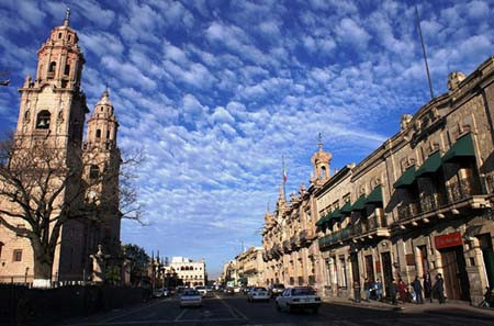 Tuy nhiên, thành phố Mexico cũng là một thành phố được biết đến với tỷ lệ bạo lực cao, trong đó có các vụ cướp, hành hung, và thậm chí bắt cóc trong những hoàn cảnh nhất định. Đây là nơi không thích hợp để đi du lịch một mình. Ảnh: mexique-voyages.com.