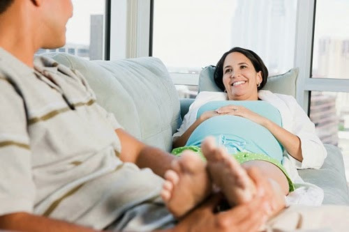Luôn giúp vợ Các ông chồng đừng ngại vào bếp giúp vợ những công việc rửa bát, quét dọn hay cả mát xa chân… bất cứ khi nào các mẹ cũng luôn cần người đàn ông của mình giúp đỡ mọi công việc khó khăn. Nếu không muốn thấy vợ mình vất vả, khó nhọc các ông chồng hãy giúp vợ làm thật nhiều việc nhà nhé.