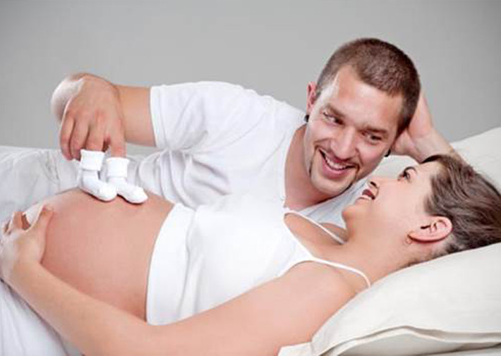 Sẵn sàng học chăm con cùng vợ Còn gì ý nghĩa bằng việc các ông chồng cùng vợ học các kỹ năng bế con, pha sữa, dỗ trẻ khóc. Điều này cam kết rằng, các ông bố tuyệt vời luôn sẵn sàng đồng hành cùng vợ trong việc chăm con sau này.