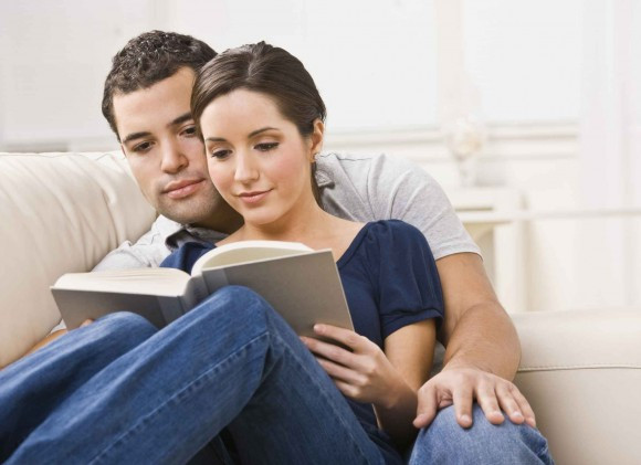 Đọc sách dạy con Khi vợ mang bầu, các ông chồng hãy chạy ra ngay hiệu sách mua các loại sách nói về sự thay đổi tâm sinh lý của phụ nữ thời kỳ mang thai cũng như các loại sách dạy con trẻ, điều này không bao giờ thừa đâu nhé các bố.