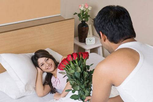 Cử chỉ yêu thương Thời gian bầu bí cơ thể phụ nữ thay đổi, họ sẽ cảm thấy tự ti mỗi khi gần chồng. Vì vậy người đàn ông cần thể hiện tình yêu của mình để cô ấy hiểu dù cô ấy có mang bầu bạn vẫn yêu cô ấy. Một buổi tắm bồn lãng mạn hay một bó hoa hồng sẽ làm nàng thích thú và mỉm cười cả ngày.