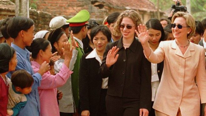 Năm 2000, trong chuyến thăm lịch sử của tổng thống Bill Clinton đến Việt Nam, bà Hillary và con gái cũng đi cùng, mở đường cho quá trình hòa bình mạnh mẽ giữa 2 nước. Ảnh: BBC.