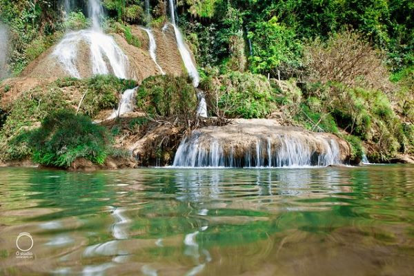 Thác Dải Yếm đẹp nhất vào tháng 4 đến tháng 10 hàng năm, bởi lúc này lượng nước đổ về nhiều, toàn bộ thác rộng 70m là một màn nước trắng xóa, vừa hùng vĩ vừa thơ mộng. Ảnh: Easyviettreval.