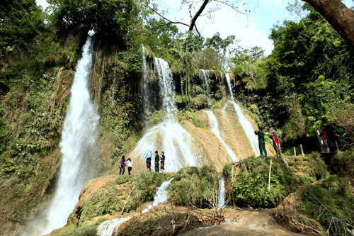Thác ngày đêm đổ xuống trắng xóa, ầm ào, không chỉ mang đến cho du khách sự thích thú trước một khung cảnh vừa huyền bí vừa kỳ vĩ của đất trời mà còn cảm giác sảng khoái khi được hòa mình vào những ngọn gió mang hơi nước mát lành. Ảnh: Easyviettreval.