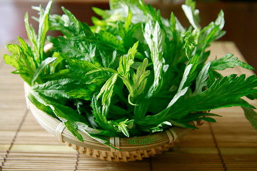 Ngải cứu là loại rau chữa được nhiều bệnh như đau đầu, đau mỏi cơ thể. Tuy nhiên, một số nghiên cứu mới đây cũng cho thấy bà bầu ăn quá nhiều ngải cứu trong ba tháng đầu tăng nguy cơ bị ra máu, co bóp cổ tử cung nên dễ dẫn đến sảy thai hoặc sinh non. Vì vậy, những mẹ có tiền sử sảy thai hoặc sinh non thì đặc biệt không nên ăn nhiều rau ngải cứu.