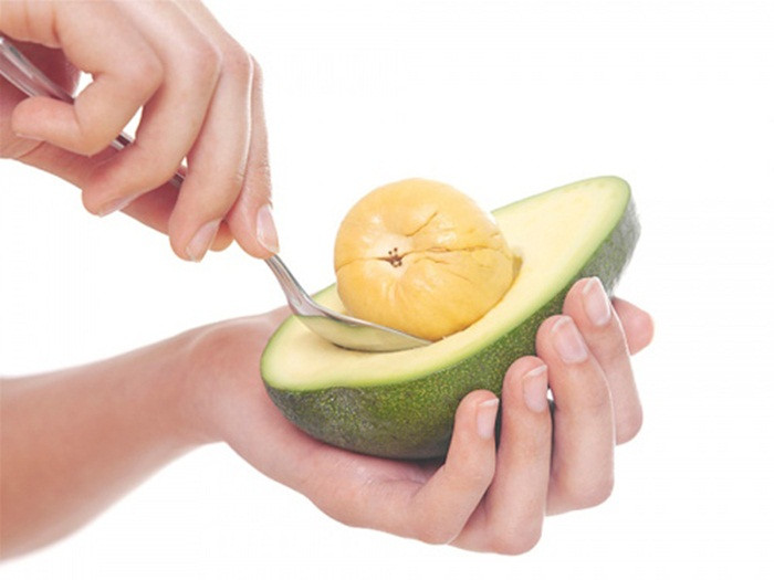 Hạt bơ chứa nhiều vitamin A, C, E, sắt, kali, niacin, protein rất tốt cho tóc và da. Bạn có thể dùng lòng trắng trứng trộn với hạt bơ đã xay nhuyễn và dầu oliu để tạo thành mặt nạ cho tóc. Sau khi bôi khoảng 30 phút, bạn gội đầu lại, chỉ sau vài lần các cô nàng sẽ có mái tóc suôn dày, óng mượt. Ảnh: Mogo.