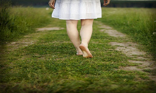 8. Đi trên cỏ vào buổi sáng. Đi chân trần trên cỏ vào buổi sáng sớm là một trong những cách tốt nhất để thúc đẩy lưu thông máu ở chân. Bài tập đơn giản này rất tốt cho điều trị bàn chân lạnh. Hơn nữa, việc đi bộ sẽ tăng cường và kéo giãn cơ bắp, gân và dây chằng ở bàn chân, mắt cá chân và bắp chân.