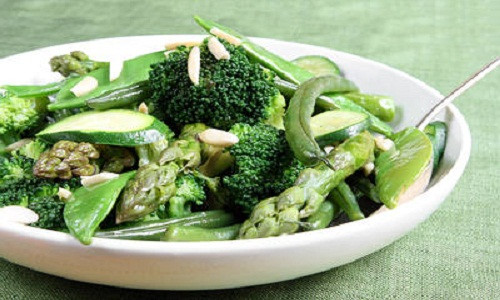 10. Ăn thực phẩm giàu magie. Magie là một chất dinh dưỡng cần thiết giúp máu lưu thông tốt và hấp thu vitamin D. Nếu không có đủ magie, bạn có nhiều khả năng bị lạnh bàn chân và bàn tay.