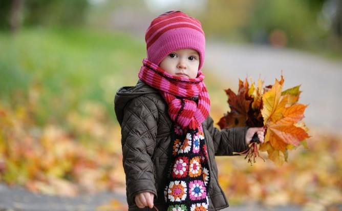 Các bé lớn tuổi hơn thì cần được vui chơi, vận động thường xuyên để cơ thể được khỏe khoắn, nâng cao sức đề kháng của cơ thể. Cha mẹ chỉ nên giữ bé trong nhà khi thời tiết quá lạnh hoặc có mưa.