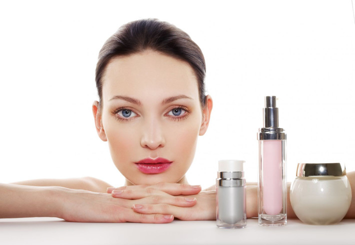 Dưỡng ẩm cho da: Sau tuổi 30 da dễ bị khô sần, nhăn nheo, tạo điều kiện cho da lão hóa nhanh và dễ dàng hơn. Do đó, bạn cần biết cách chăm sóc da trước tuổi 30 hiệu quả bằng các biện pháp dưỡng ẩm thích hợp, mang lại kết quả tối ưu như: sử dụng kem dưỡng ẩm có chứa thành phần chống lão hóa để dưỡng ẩm da mặt Ảnh: Eva.vn.