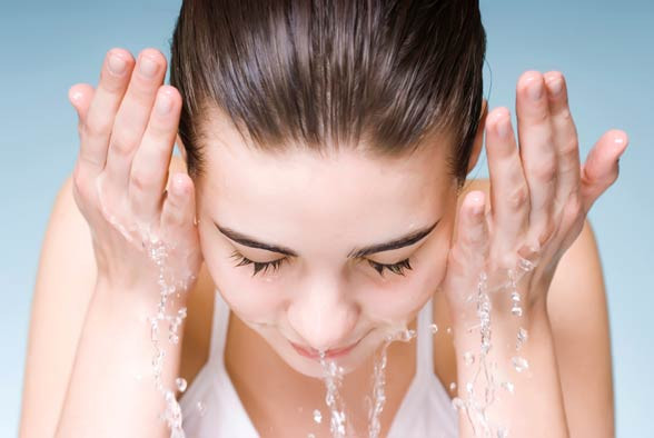 Sữa rửa mặt dịu nhẹ: Bước sang tuổi 30, làn da trở nên thô ráp hơn và lượng dầu tiết ra trên da cũng ít đi. Chính vì vậy, dù là sữa tắm, sữa rửa tay, sản phẩm tẩy trang, hãy luôn dành sự ưu tiên cho sản phẩm có nguồn gốc tự nhiên. Đặc biệt với sữa rửa mặt, bạn nên chọn các sản phẩm dịu nhẹ không hạt dành cho buổi sáng và kem rửa mặt có nồng độ pH tự nhiên để giữ độ ẩm cho da. Ảnh: Cachlam9.com.