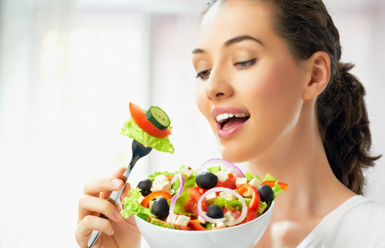 Chế độ dinh dưỡng hợp lý: Hạn chế những thực phẩm khiến làn da bạn lão hóa nhanh hơn. Thực phẩm chiên xào sử dụng nhiều dầu mỡ, thức ăn nhanh, rượu, bia và thức uống có cồn, thuốc lá, nước ngọt có ga,… đây chính là những thực phẩm “âm thầm” hủy hoại sức khỏe và vẻ đẹp làn da của bạn, khiến bạn già đi nhanh hơn Ảnh: Emdep.vn.