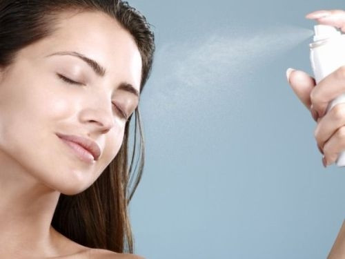 Xịt khoáng: Cách tốt nhất để giữ ẩm thường xuyên cho da là bạn mang theo xịt khoáng bên mình, thích hợp với những cô nàng nhiều năm làm việc văn phòng. Bạn nên để bình xịt cách mặt khoảng 30 cm, dùng vài lần trong ngày để cho hiệu quả tốt nhất. Ảnh: Songkhoe.vn.