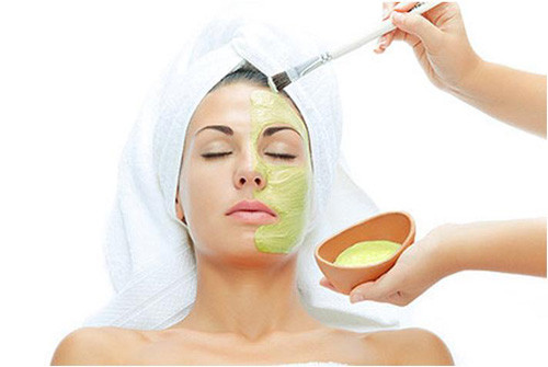 Đắp mặt nạ: Đặp mặt nạ từ những nguyên liệu thiên nhiên như sữa chua, đu đủ, mật ong… sẽ cung cấp những vitamin và dưỡng chất cần thiết cho da, làm da thêm láng mịn, không bị khô, sạm đi. Ảnh: Songkhoe.vn.