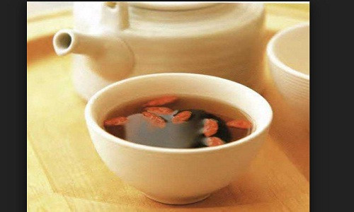 Trà long nhãn, táo đỏ, kỷ tử có tác dụng bổ khí, dưỡng huyết, an thần, bồi bổ sức khỏe, giúp da mặt hồng hào, tốt cho sự vận động của xương khớp.