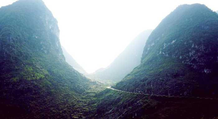 Nước sông xanh một màu xanh ngọc pha với màu lam của núi rừng tạo nên bức tranh sơn thủy hữu tình, đẹp đến huyền hoặc, say đắm lòng người.
