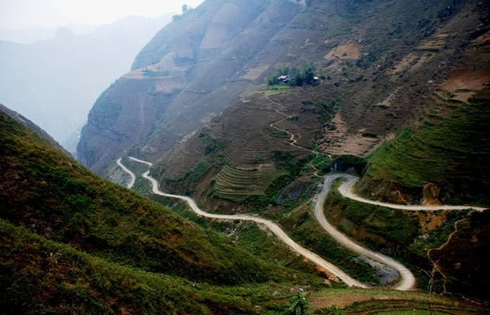 Hà Giang, vùng đất xa xôi nơi địa đầu Tổ quốc được biết đến không chỉ là bạt ngàn hoa tam giác mạch, sự trùng điệp của cao nguyên đá Đồng Văn mà còn là những vách núi cheo leo, nơi có con đèo đã đi vào huyền thoại - đèo Mã Pì Lèng. Cùng chiêm ngưỡng đỉnh Mã Pì Lèng kỳ vỹ những ngày thu.