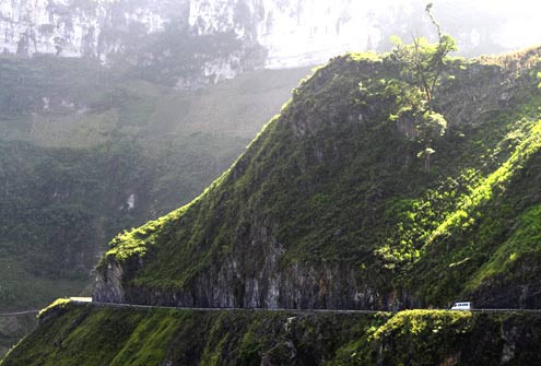 Trên cao nhìn xuống, du khách có thể thấy dòng sông Nho Quế với một màu xanh ngắt uốn lượn, êm ả trôi, mơ màng chảy dọc theo đèo Mã Pì Lèng như dải tóc mây dài bất tận của người thiếu nữ.