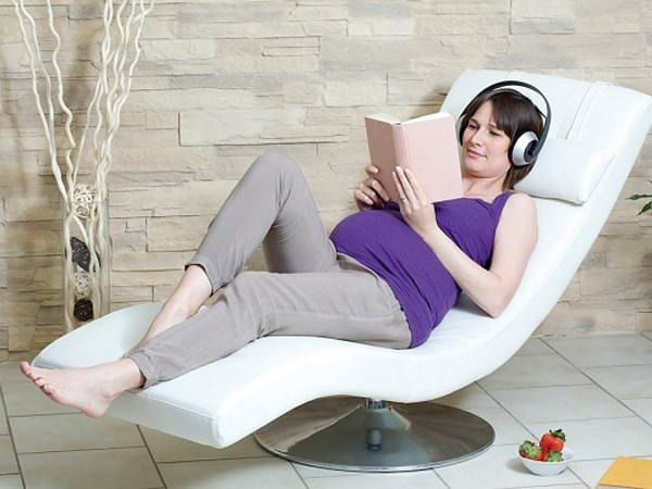 Nghe nhạc và trò chuyện cùng thai nhi Các nhà nghiên cứu khẳng định, những âm thanh nhẹ nhàng, du dương với tiết tấu mềm mại làm mẹ và bé có cảm giác thư thái, dễ chịu hơn. Do đó, nhạc cổ điển là lựa chọn số một dành cho bạn. Bạn có thể cho bé nghe những bản sonat, conceston của Beethoven, Mozart để kích thích năng khiếu cảm thụ âm nhạc ngay từ trong bào thai của trẻ. Thậm chí các nghiên cứu chứng minh, bé cũng có thể học ngoại ngữ tốt hơn sau này nếu mẹ thường xuyên kể chuyện song ngữ cho bé nghe từ trong bụng bầu.
