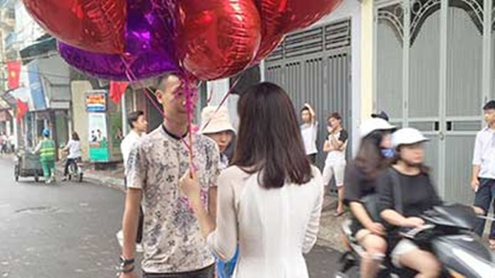 Trai đẹp Bách Khoa chuẩn bị tỏ tình công phu. Trong tháng 5 vừa qua, màn tỏ tình rình rang của nam sinh Bách Khoa gây xôn xao mạng xã hội. Trước đó anh chàng này đã chuẩn bị hẳn một clip tỏ tình, tuy nhiên gặp sự cố nên không thực hiện được.