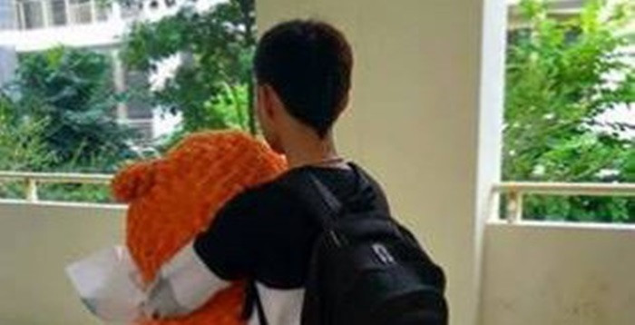 Tỏ tình thất bại, quẳng gấu và hoa xuống đất. Một nam sinh ở đại học Nông Nghiệp đã chuẩn bị một chú gấu bông rất to mang vào lớp học rất đông sinh viên dự định thổ lộ cùng người ấy. Tuy nhiên, bạn gái phũ phàng từ chối.