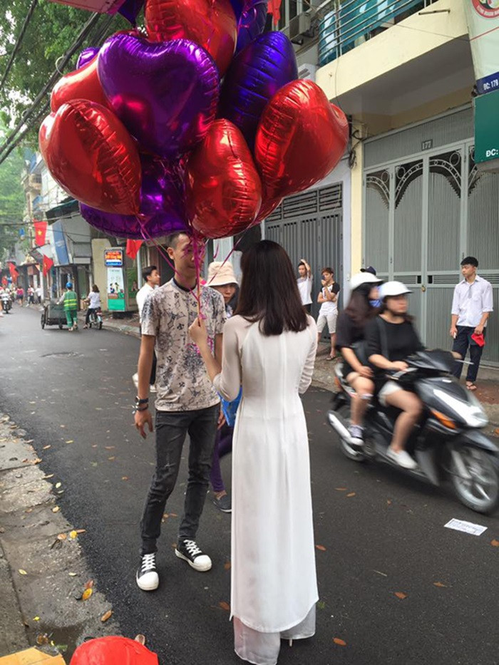 Tuy màn tỏ tình công phu nhưng anh chàng vẫn bị từ chối. Sau màn tỏ tình thất bại, chàng trai chia sẻ: "Dù nhiều người bàn tán, chê bai nhưng anh vẫn cảm thấy lạc quan, bởi ít ra mình cũng dám thực hiện những gì mình nghĩ".