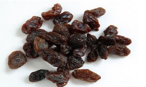 4. Nho khô. Nho khô đặc biệt giàu khoáng và vitamin. Nó cũng cung cấp nhiều chất xơ thúc đẩy quá trình tiêu hóa, giúp đường ruột luôn sạch, khỏe và hoạt động tốt. Ngâm khoảng 15 quả nho khô trong một cốc nước. Mỗi sáng hãy uống nước và ăn loại quả này để giảm triệu chứng của bệnh trĩ.
