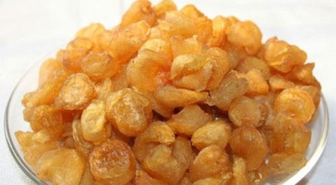 Bạn cần sơ chế long nhãn trước khi uống bằng cách ngâm vào bát nước ấm trong 10 phút để long nhãn mềm ra và loại bỏ bụi bẩn.