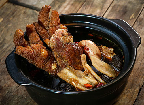 Cháo chân gà, thuốc bắc: Chân gà 6 cái, gạo tẻ 100g, hoàng kỳ, đương quy, phòng sâm mỗi vị 15g, gia vị vừa đủ. Ảnh: nhommua.vn.