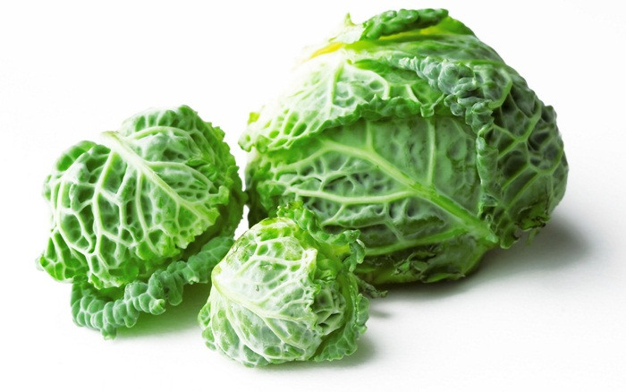 3. Rau bắp cải xoăn. Đây là loại rau giàu vitamin A, lá rộng và cùng họ với rau bắp cải, có lá màu xanh sậm, nhăn nhúm. Bắp cải xoăn là một trong những thức ăn giảm béo, chứa nhiều canxi và có lợi cho xương, đề phòng được ung thư. Ảnh: Vanvat.