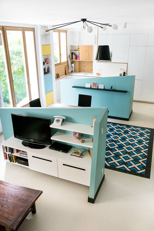 Mỗi khu vực trong nhà đều được lắp đặt cửa sổ to để ánh sáng tràn vào nhiều hơn. Những cửa sổ này cũng có tác dụng ăn gian không gian khiến ngôi nhà có vẻ rộng rãi.