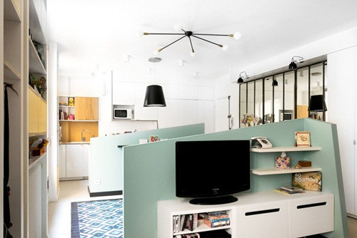 Dưới đây là ngôi nhà chỉ có diện tích 50m2 nhưng nó được kiến trúc sư kiến tạo ra những vách ngăn thần kỳ phân chia các khu vực bếp, phòng khách, phòng ngủ...