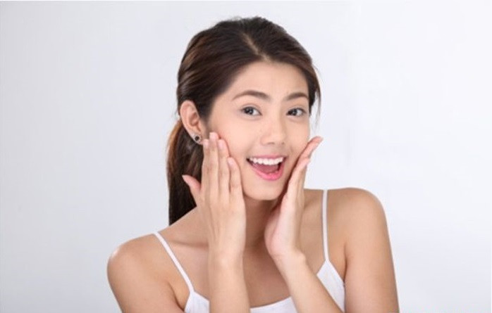 Làm đẹp da. Dùng hạt thông, hạt kim anh, cẩu khởi tử, mỗi thứ 500g, mạch đông 600g trộn vào và ninh nhừ chắt lấy nước, rồi lại ninh đến khi cô lại đặc sệt, rồi để nguội và trộn thêm mật ong. Mỗi ngày ăn 2 thìa con vào buổi sáng thức dậy và tối trước khi đi ngủ, làn da của bạn sẽ mịn màng, trắng hồng rạng rỡ. Ảnh: Healthplus.