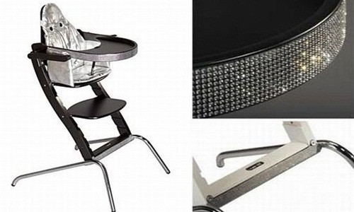 Ghế ăn dặm. Phụ kiện cho trẻ sơ sinh này được ngôi sao Beyonce và chồng cô Kim siêu vòng 3 – Jay Z mua cho công chúa nhỏ của họ. Chiếc ghế được thiết kế bởi Carla Monchen, nạm vô số viên kim cương nhỏ. Giá của nó gần 300 triệu đồng.