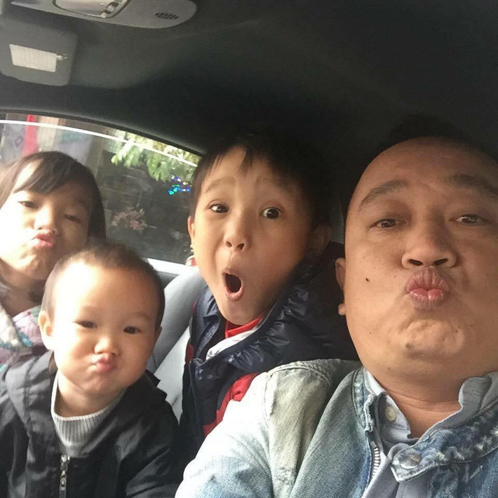 Con của anh Cường cháu gái lớn nhất năm nay 9 tuổi, bé thứ hai 7 tuổi, em út 2 tuổi. Chi cả hát rất hay, biết đánh đàn, múa đẹp. Trong quá trình chăm con chắc chắn sẽ không tránh khỏi vất vả, tuy nhiên ông bố này luôn cảm thấy hạnh phúc khi được chứng kiến các con khôn lớn, biết quan tâm và nhường nhịn nhau. Ông bố đảm đang cho hay, 4 tháng đầu khi phải 1 mình chăm con anh quyết tâm lo hết, không phải nhờ ông bà nội, tuy nhiên thời gian sau do công việc bận rộn hơn anh cũng phải nhờ sự giúp đỡ của ông bà và giúp việc.