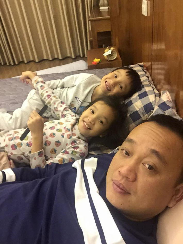 Về ông bố đơn thân Hà Cường, anh năm nay 36 tuổi, hiện đang sống và làm việc tại Ninh Bình, anh Cường làm kinh doanh nên khá chủ động về việc sắp xếp thời gian chăm sóc các con. Cùng với đó, nhờ tài buôn bán ông bố trẻ cũng có cơ ngơi đồ sộ, kinh tế vững chắc để chăm lo đầy đủ cho 3 con cuộc sống đầy đủ.
