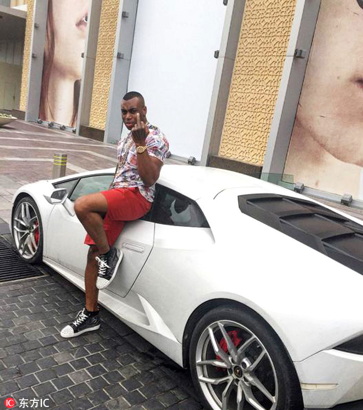Levi Watsontạo dáng sành điệu trên nắp ca-pô của một chiếc Ferrari màu trắng.