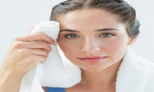 6. Cải thiện sức khỏe làn da Nghiên cứu cho thấy chất phytochemical được tìm thấy trong silymarin của cây kế sữa có hiệu quả làm ức chế tia cực tím ánh sáng gây oxy hóa trên da. Cây kế sữa được coi là một chất ức chế mạnh oxy hóa tia UV có thể gây ra các bệnh về da như ung thư da. Việc áp dụng silymarin tìm thấy trong cây kế sữa cho da cũng làm giảm tổn thương da do xạ trị ở những bệnh nhân đã điều trị cho bệnh ung thư. (Ảnh: Draxe)