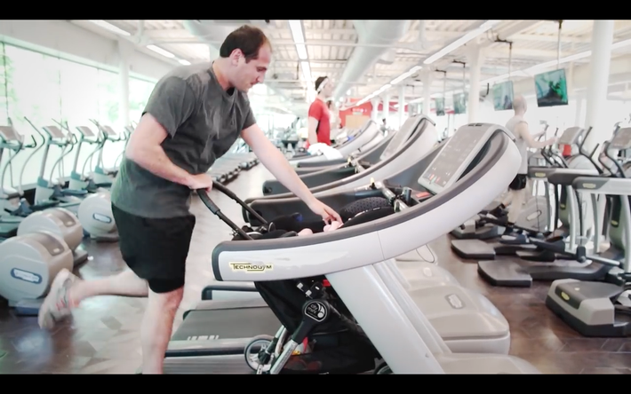 Được biết, những hình ảnh này được chụp lại trong chiến dịch tập gym miễn phí cho những ông bố ở một phòng tập tại Anh.