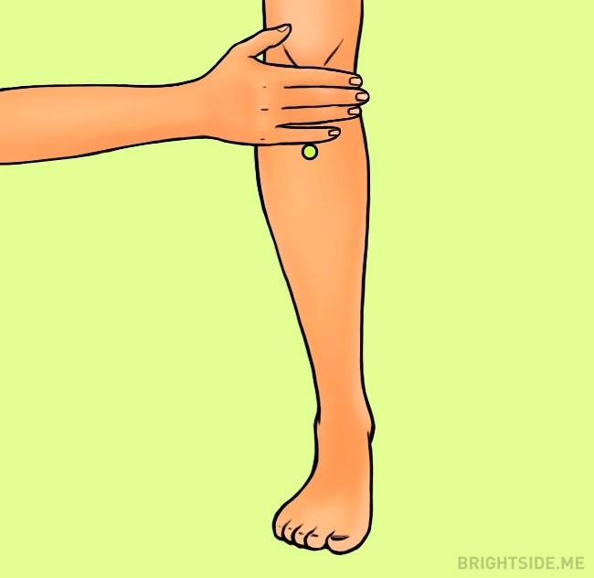 Đầu gối. Huyệt này nằm cách xương bánh chè 5cm và hơi lệch phía ngoài cẳng chân. Bạn hãy ấn mạnh vào huyệt gối để cải thiện hệ tiêu hóa và điều trị đau bụng kinh nguyệt.