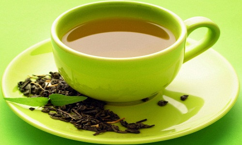 Cải thiện hệ thống miễn dịch. Cách hãm lá bạch đàn làm trà để uống giúp cơ thể khỏi sự tấn công từ vi khuẩn như E. coli hay các loại nấm men gây nhiễm trùng. Nếu hệ thống miễn dịch của bạn đang có nguy cơ yếu đi bởi hậu quả của các chấn thương hay mệt mỏi thì trà bạch đàn có thể đóng vai trò như một chất kích thích tự nhiên cho bạn.